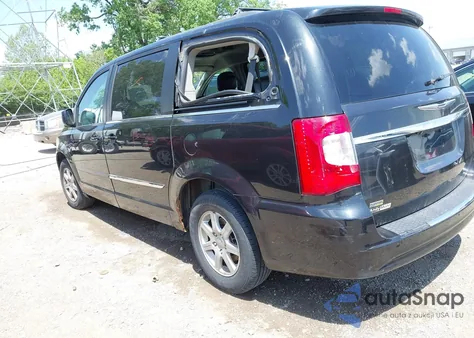 2013 Chrysler Town & Country Touring z USA, uszkodzony, nr VIN 2C4RC1BG2DR584962